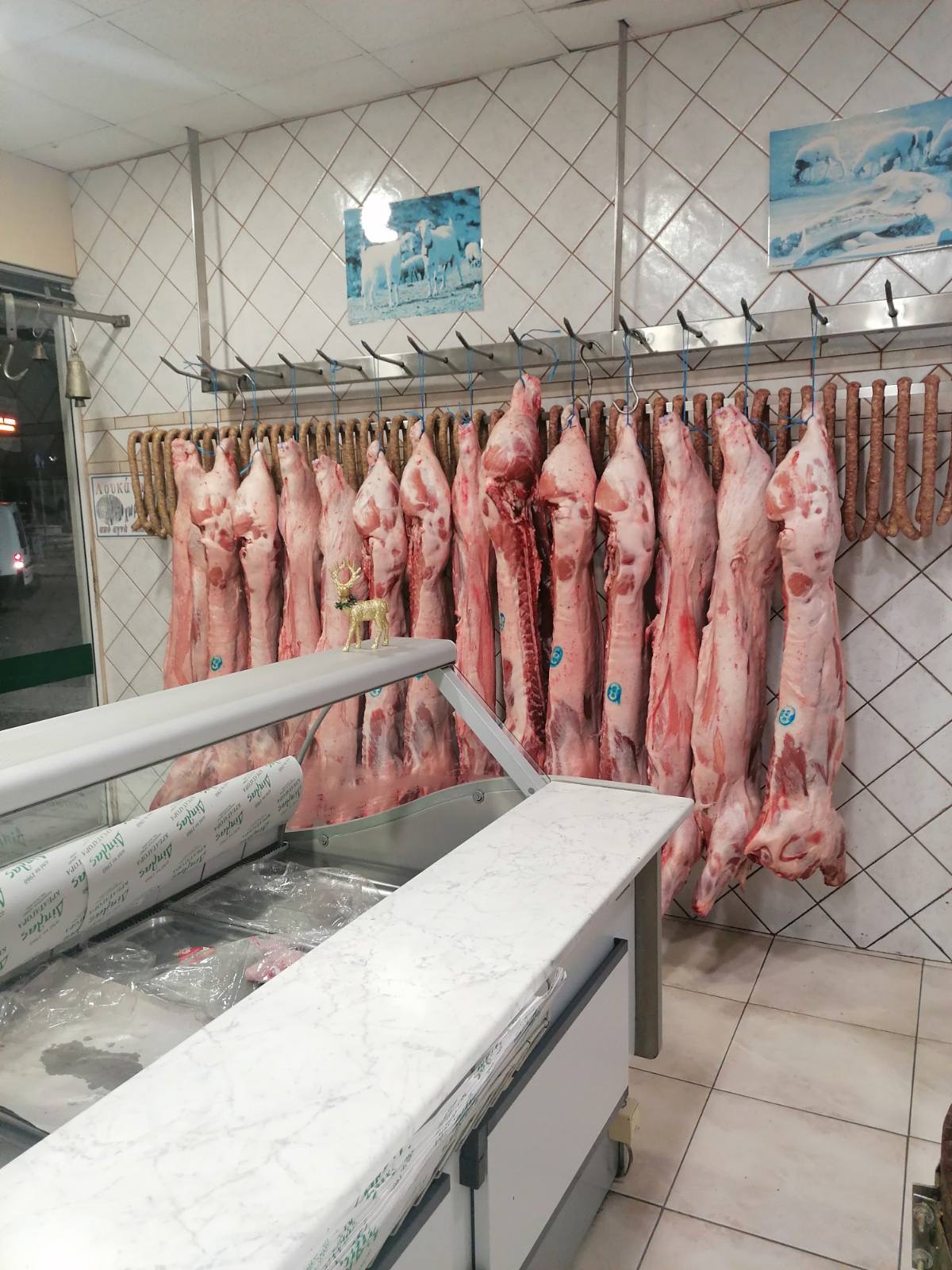 Το εσωτερικό της Κρεαταγοράς Δίπλας